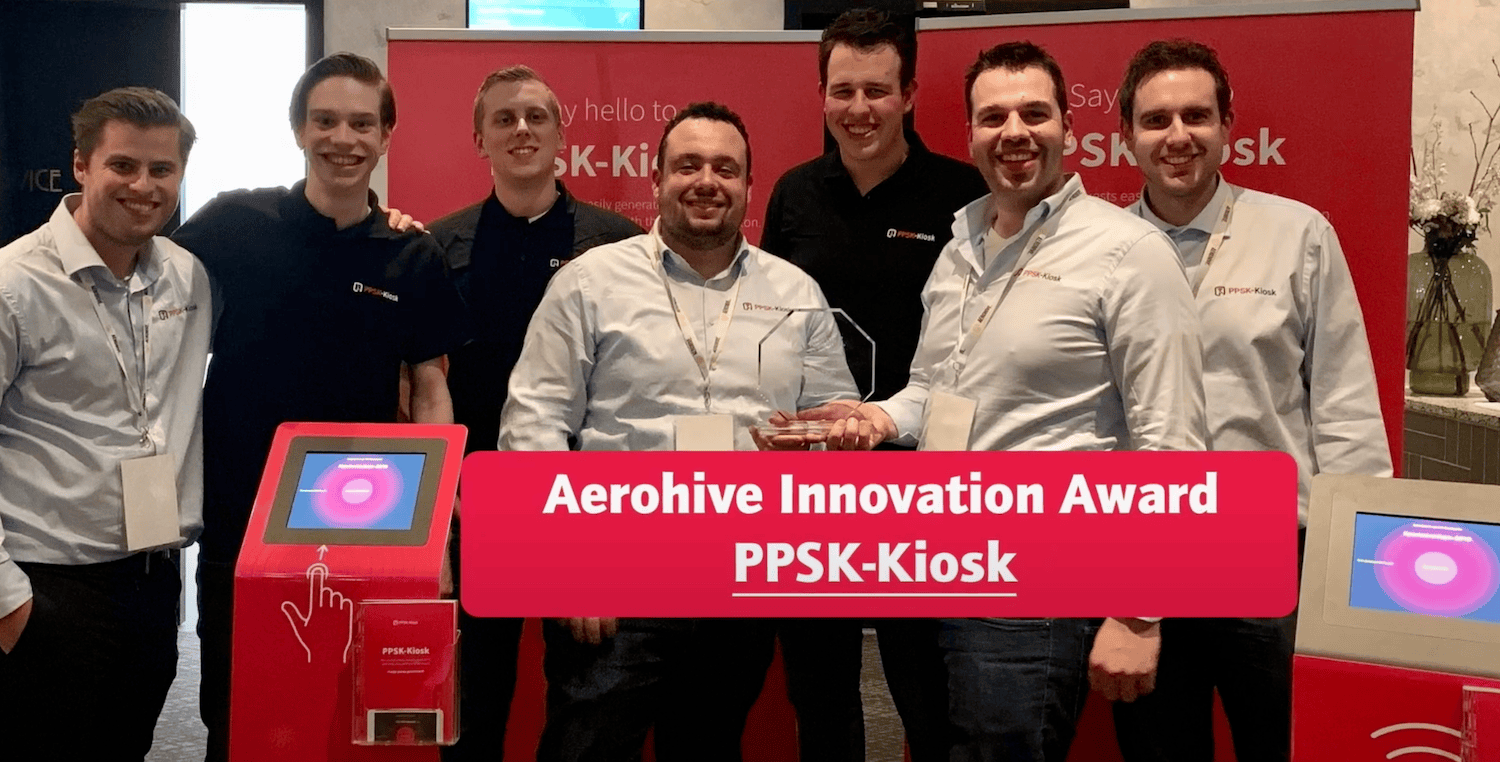 Foto: Aerohive Innovation Award met de PPSK-Kiosk